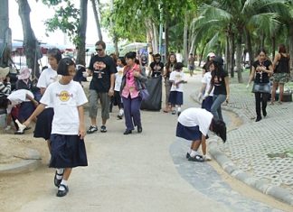 Hard Rockers and students from Ban Amphor School pitch in to clean up the promenade along Pattaya Beach.
